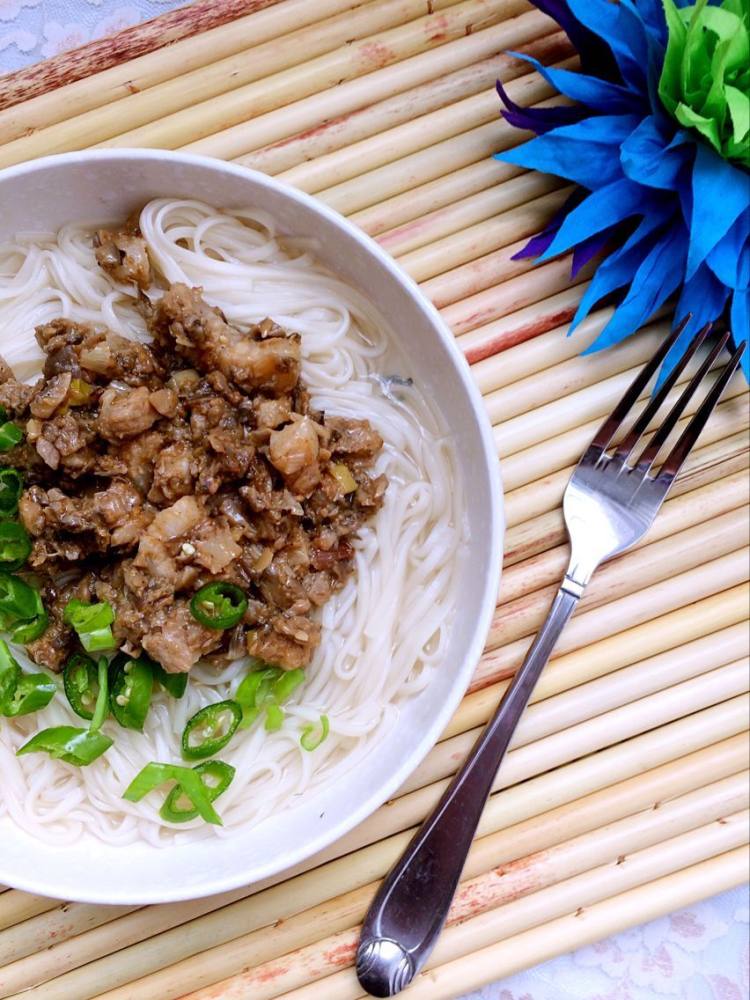 蘑菇肉丁拌面步骤8