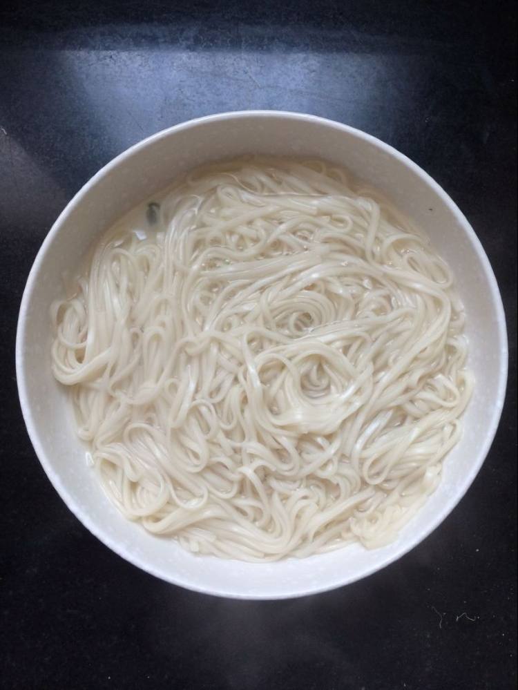 蘑菇肉丁拌面步骤7