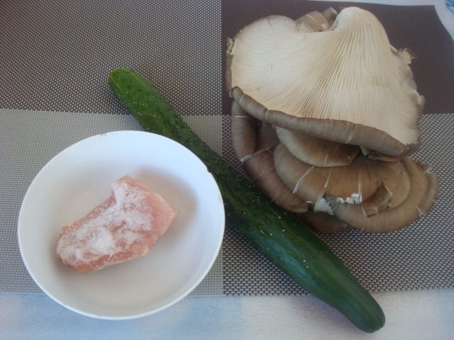 肉丝炒黄瓜平菇步骤1