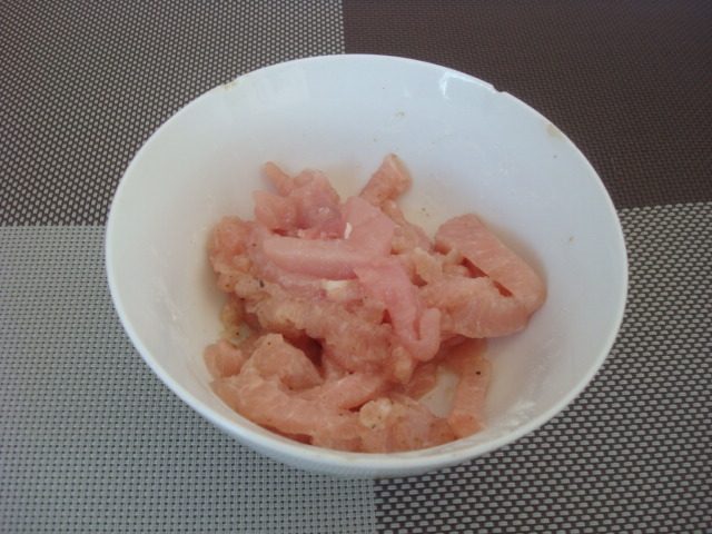 肉丝炒黄瓜平菇步骤3