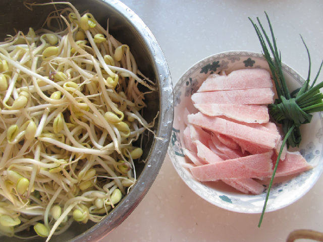 砂锅豆芽步骤1