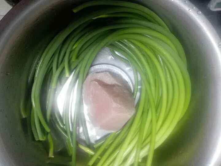 蒜苔炒肉丝步骤1
