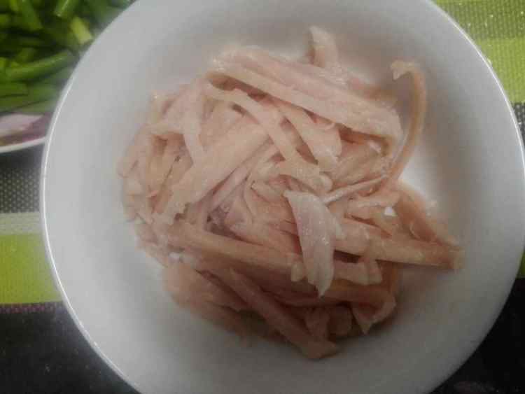 蒜苔炒肉丝步骤2