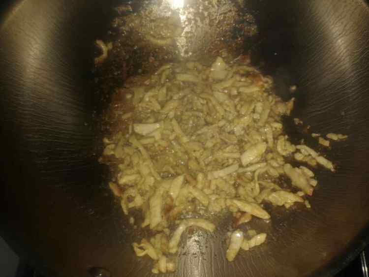 蒜苔炒肉丝步骤7