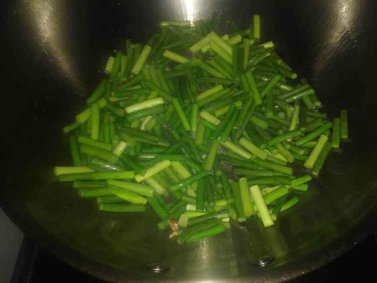 蒜苔炒肉丝步骤8