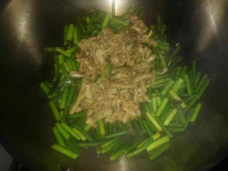 蒜苔炒肉丝步骤10