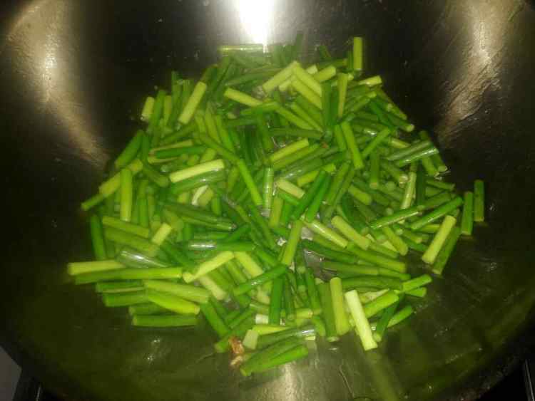 蒜苔炒肉丝步骤9