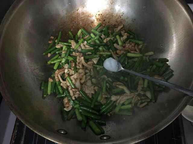 蒜苔炒肉丝步骤11