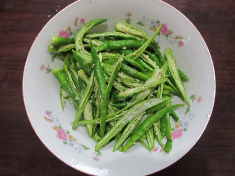 尖椒炒肉步骤2