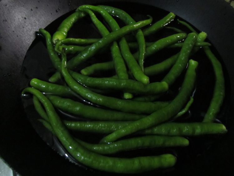 尖椒炒肉步骤1