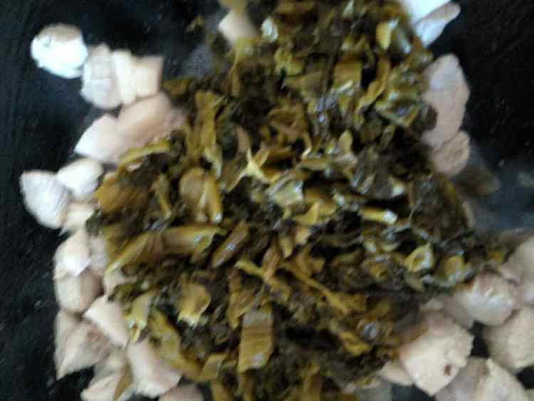 咸菜煲猪肉步骤3