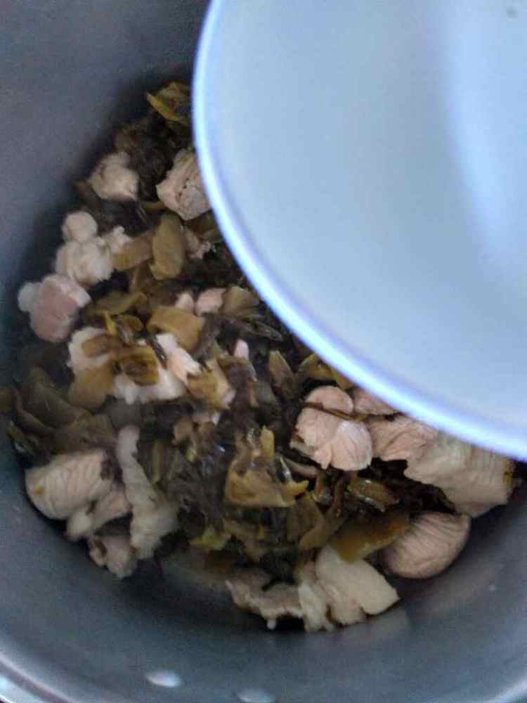 咸菜煲猪肉步骤5