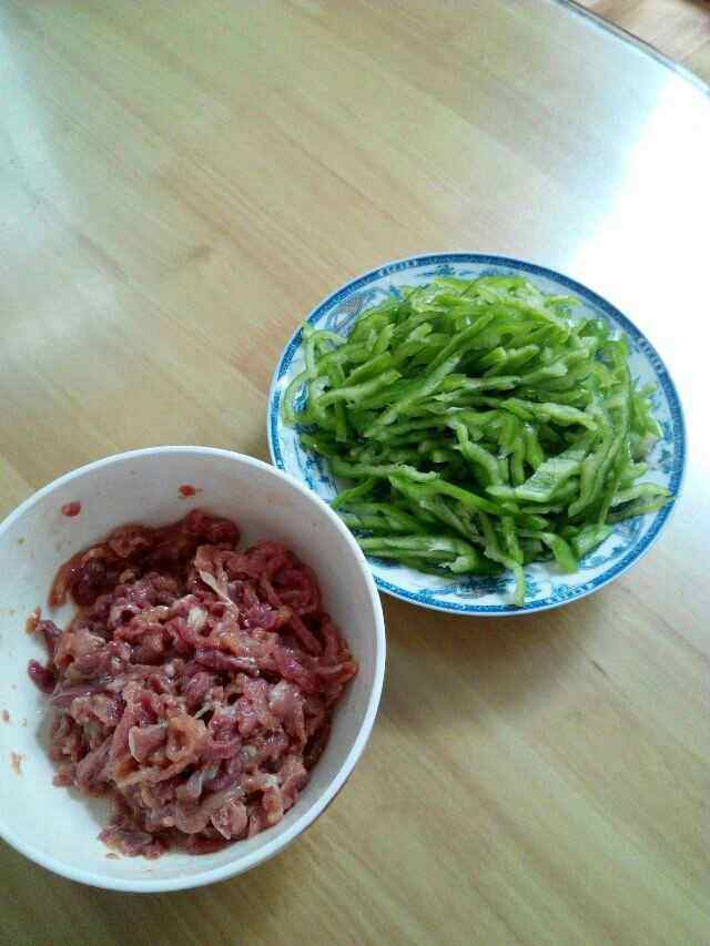 小青椒炒肉丝步骤2