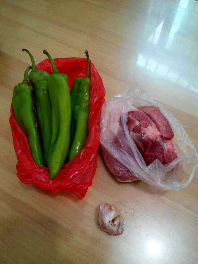 小青椒炒肉丝步骤1