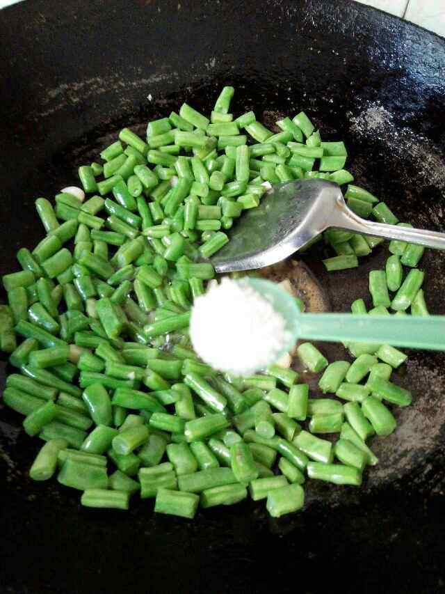 孜香四季豆炒肉步骤5
