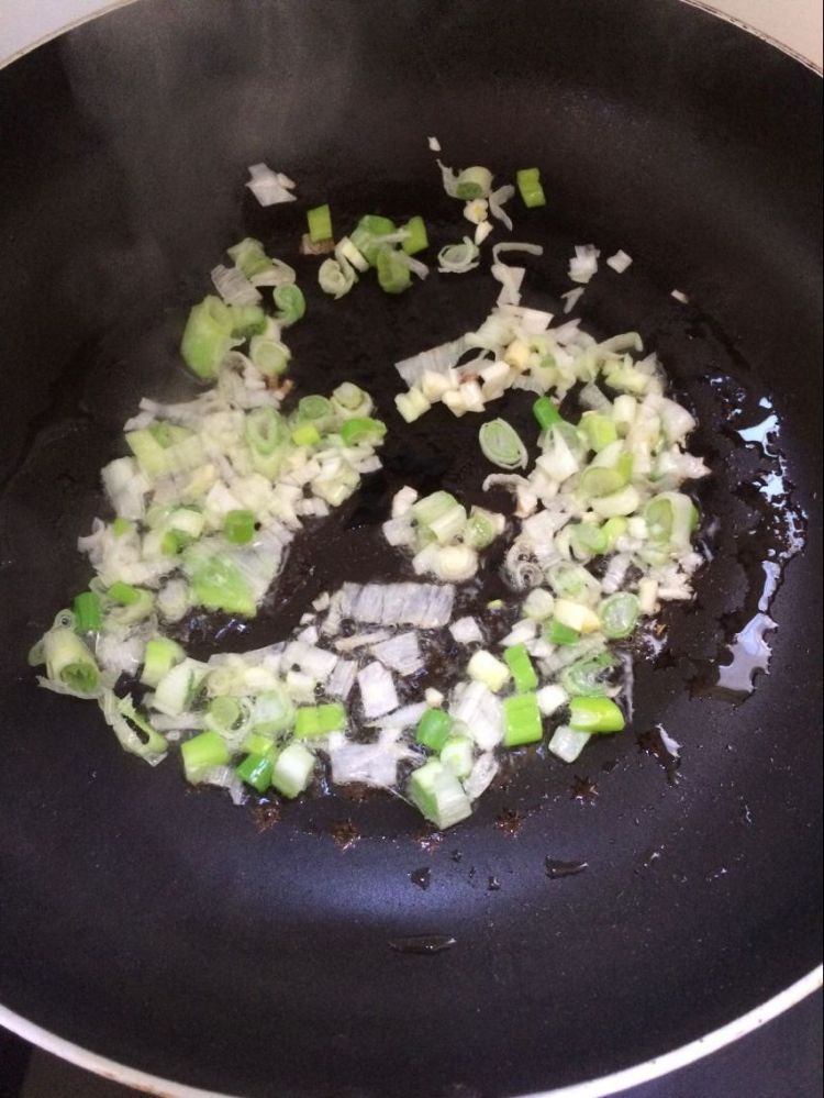 肉丁酱拌面步骤2
