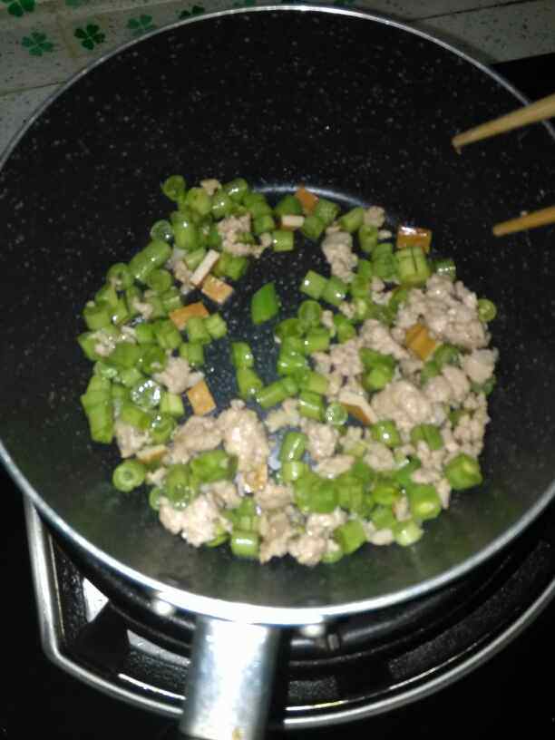 肉末豆角面步骤7