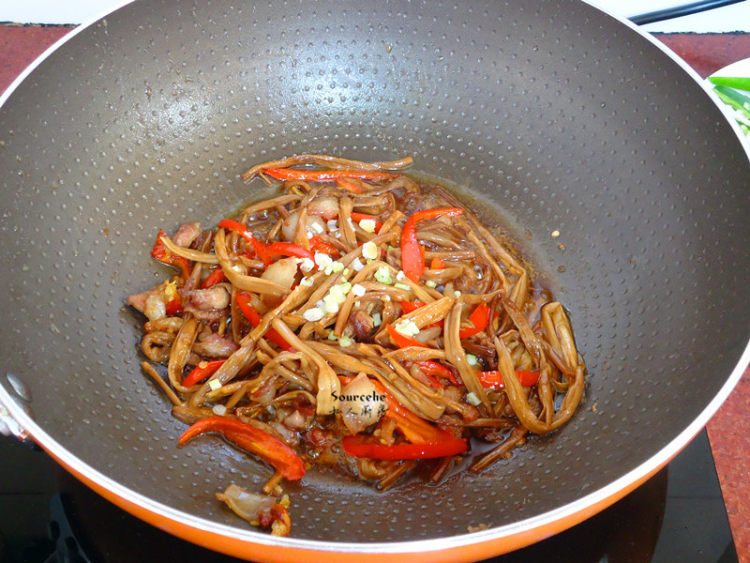 黄花菜炒肉步骤6