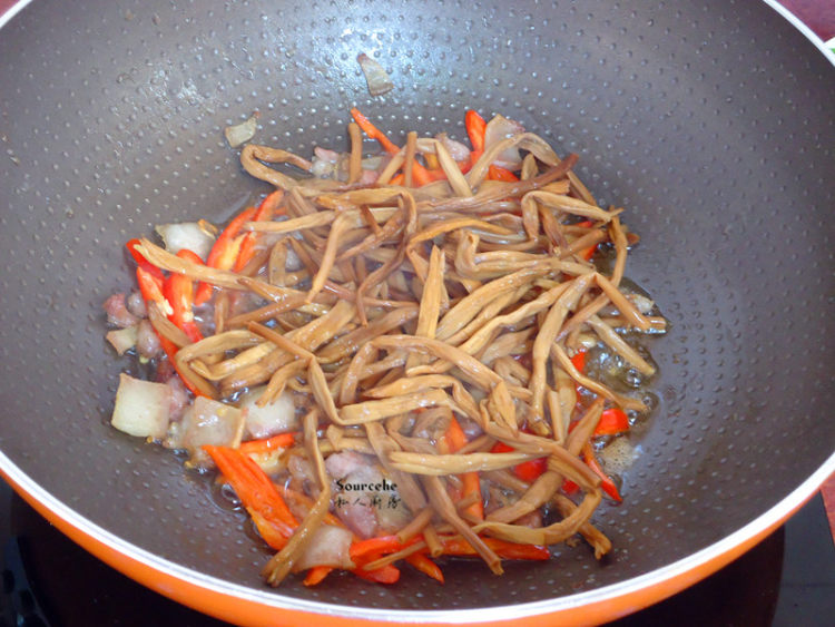 黄花菜炒肉步骤5