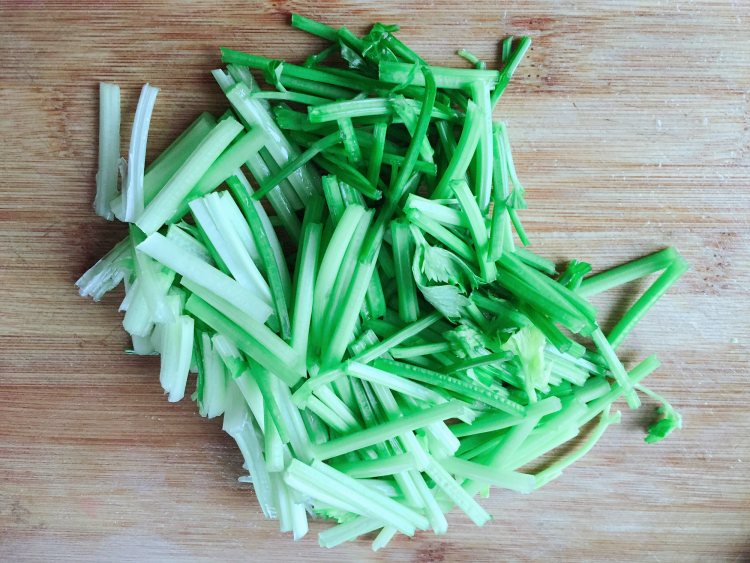 芹菜香干肉丝步骤2