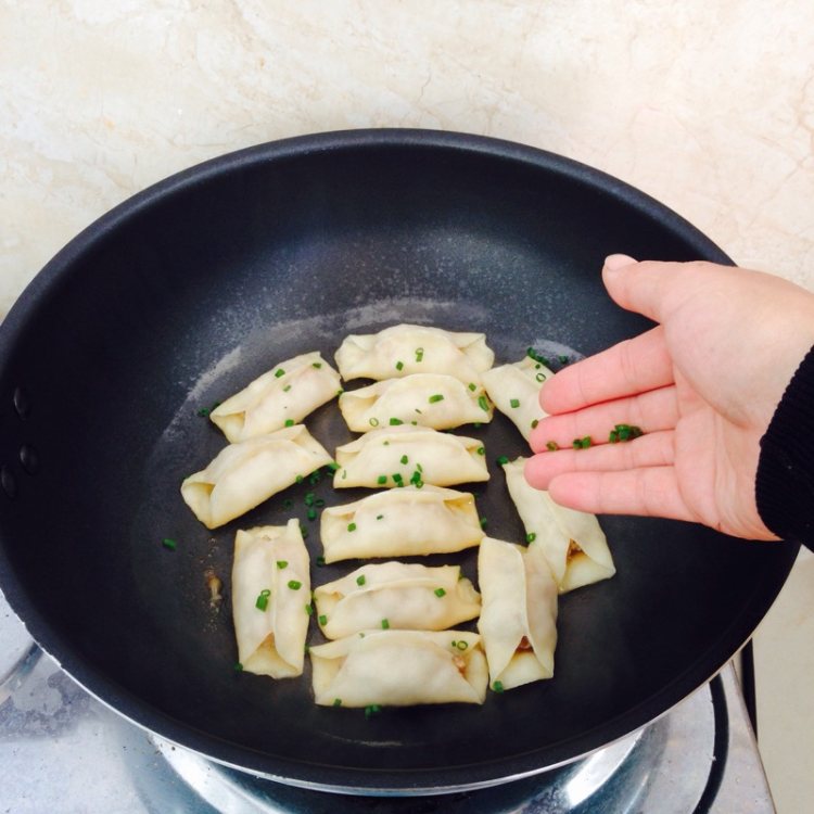 白菜肉锅贴步骤14