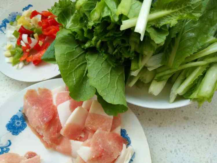 肉片炒小白菜步骤1
