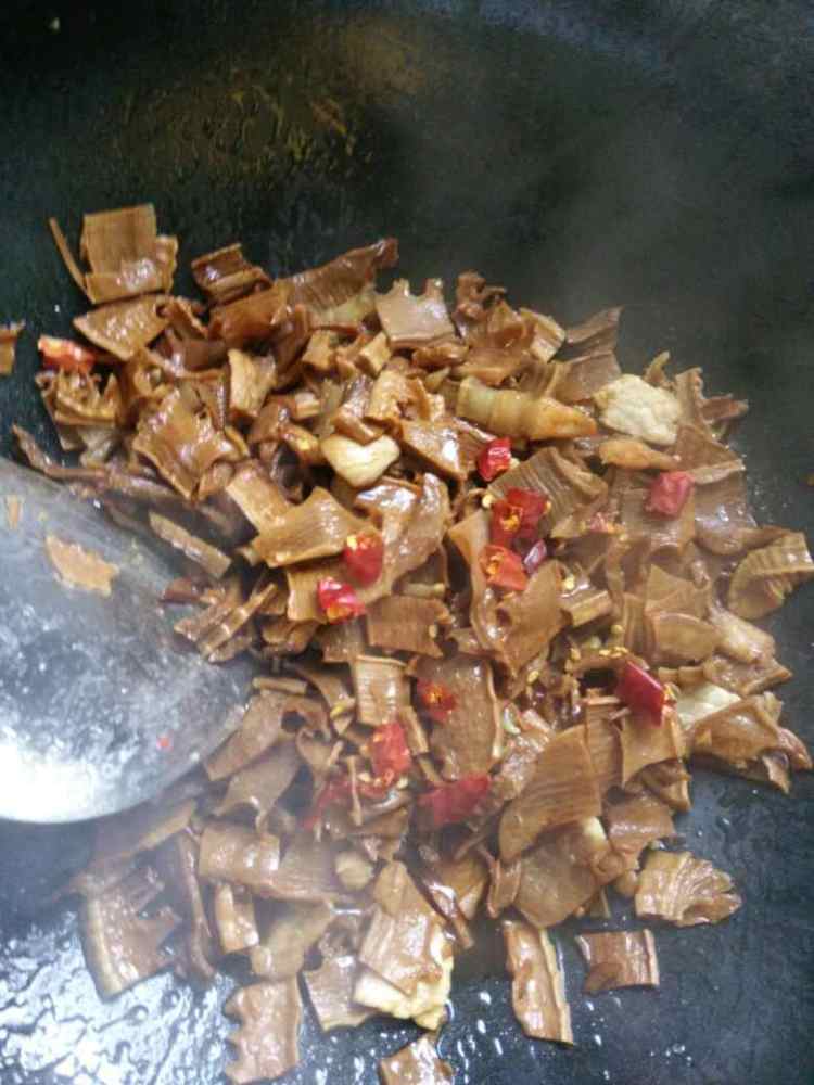 笋干炒肉步骤6