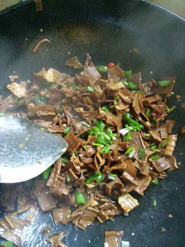 笋干炒肉步骤7