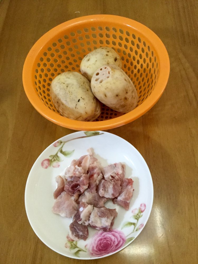 猪肉炖莲藕步骤1