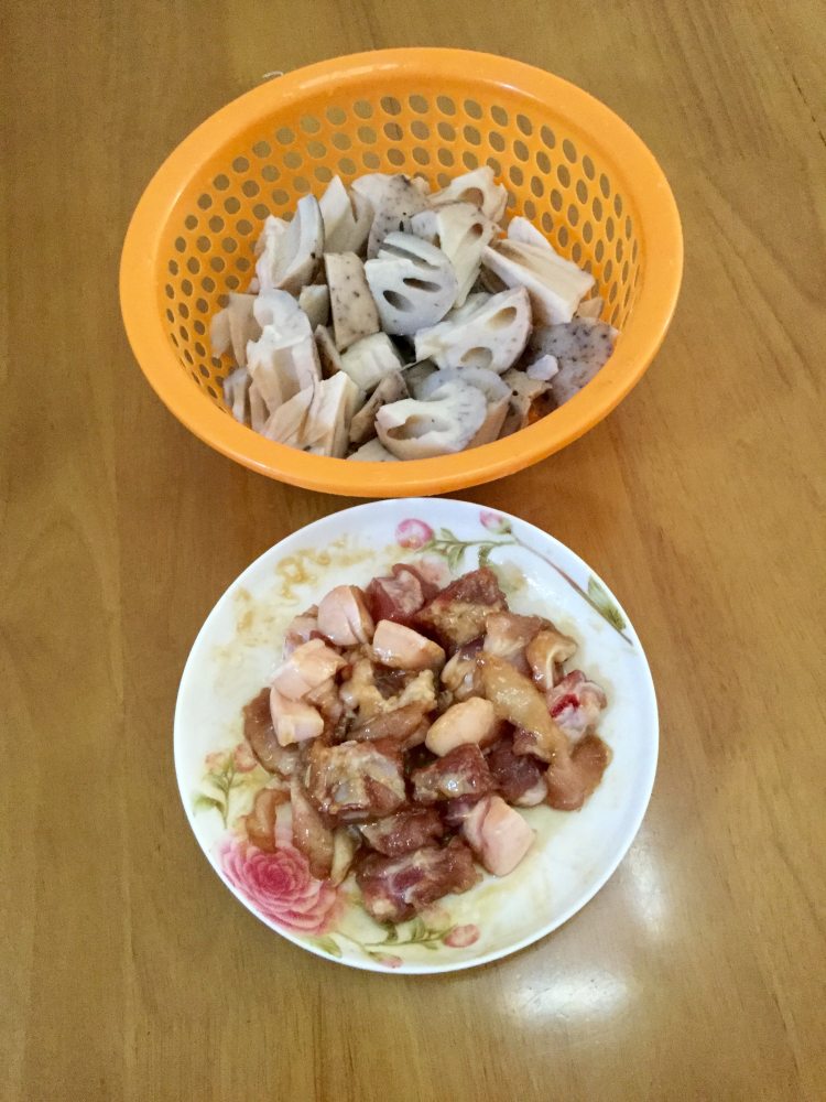 猪肉炖莲藕步骤2