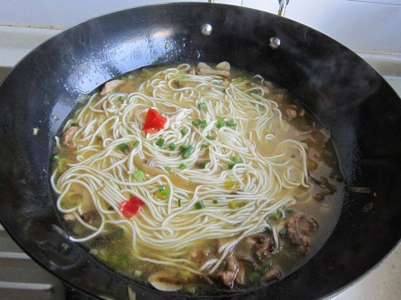 酸菜肉丝面步骤10