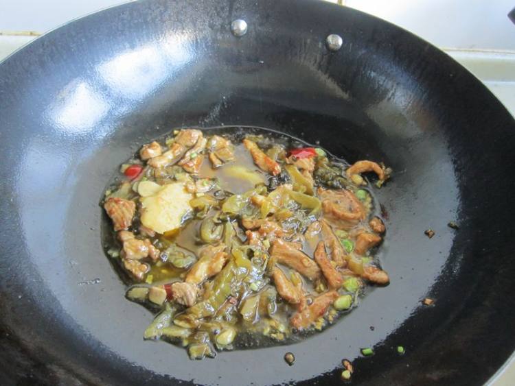 酸菜肉丝面步骤7