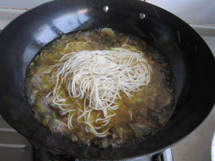 酸菜肉丝面步骤9