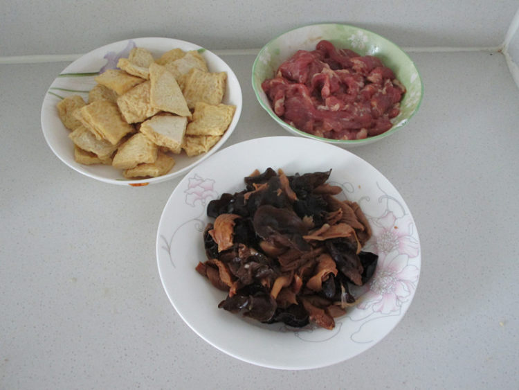 豆腐菌菇炒肉片步骤1