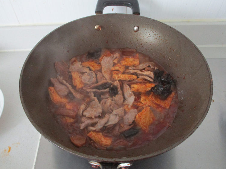 豆腐菌菇炒肉片步骤7