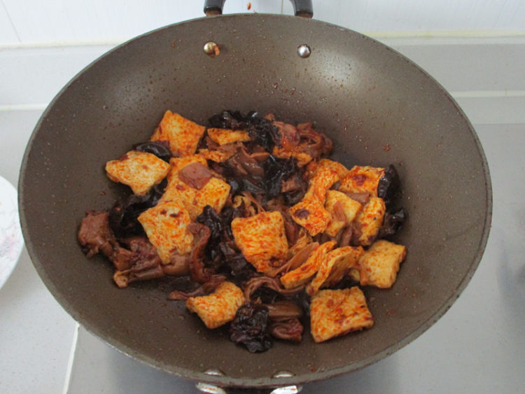 豆腐菌菇炒肉片步骤5