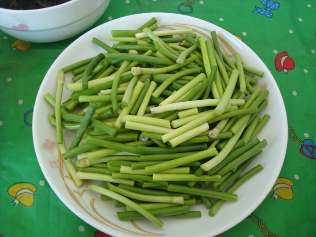 肉丝炒蒜薹木耳步骤1