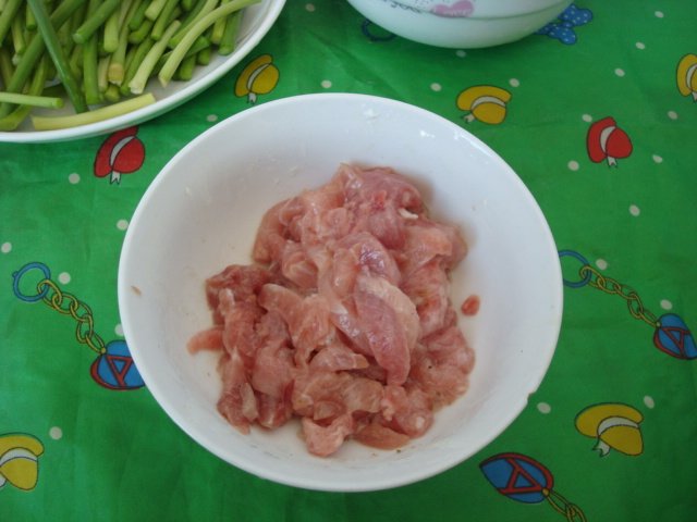 肉丝炒蒜薹木耳步骤3