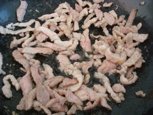 肉丝炒蒜薹木耳步骤5