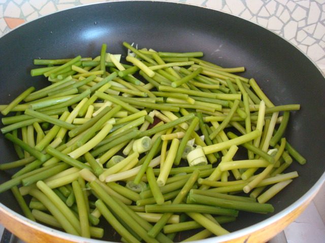 肉丝炒蒜薹木耳步骤6