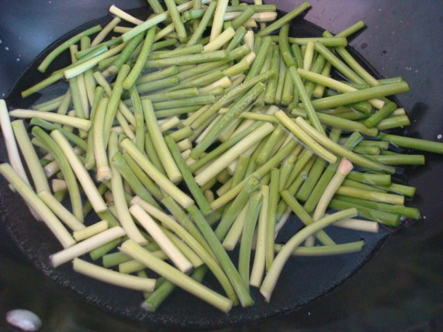肉丝炒蒜薹木耳步骤4
