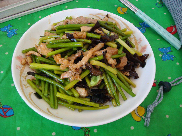 肉丝炒蒜薹木耳步骤9
