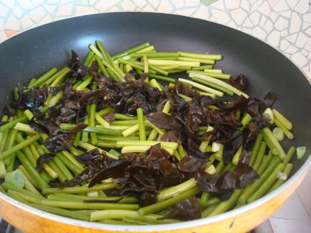 肉丝炒蒜薹木耳步骤7