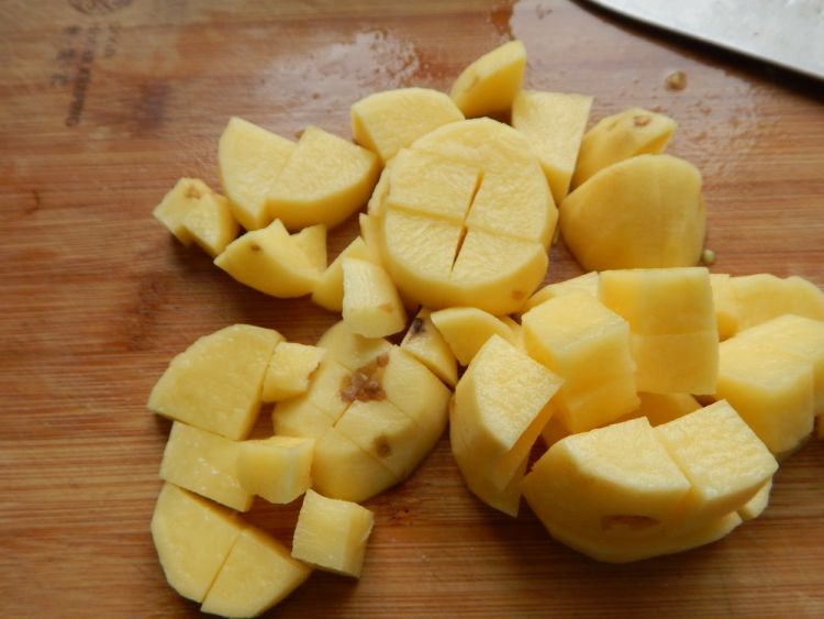 莴笋土豆炒肉丁步骤2
