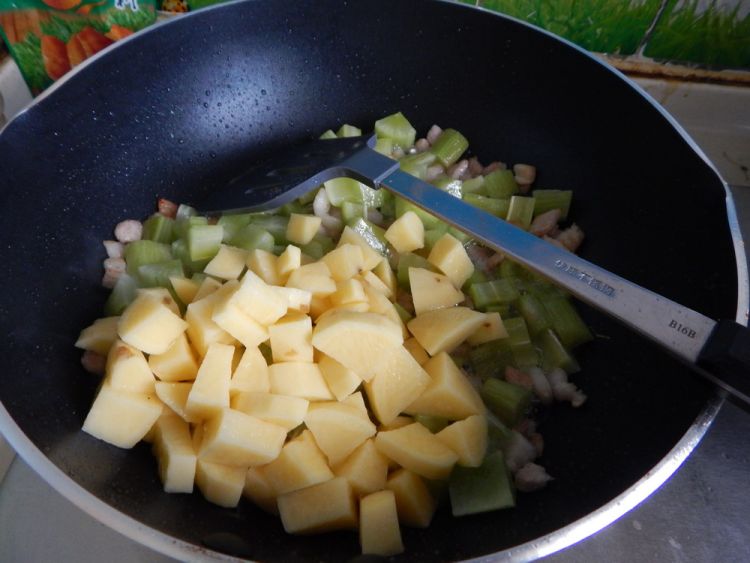 莴笋土豆炒肉丁步骤6