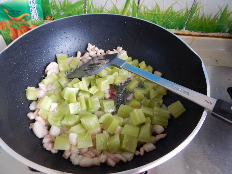 莴笋土豆炒肉丁步骤5