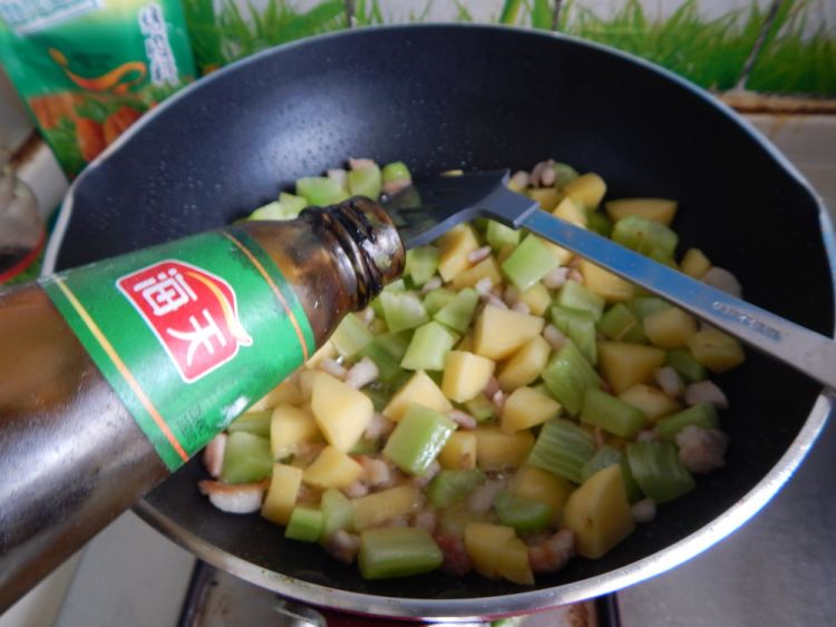 莴笋土豆炒肉丁步骤8