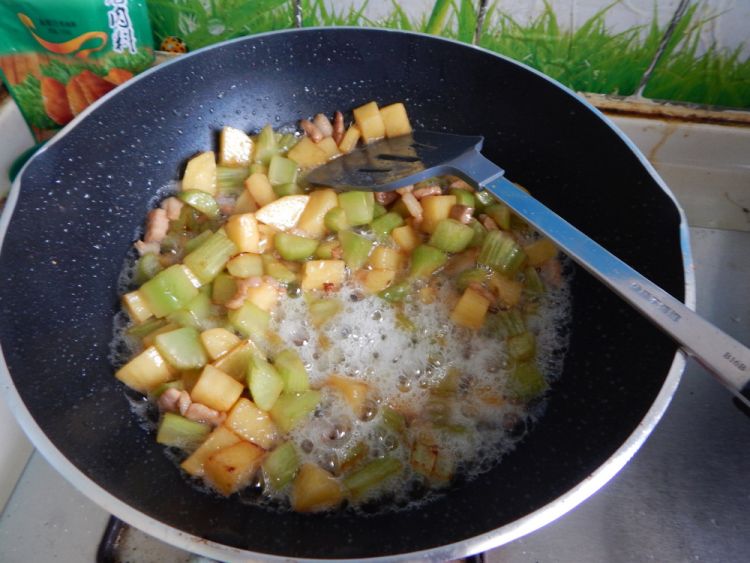 莴笋土豆炒肉丁步骤11