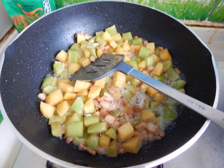 莴笋土豆炒肉丁步骤9