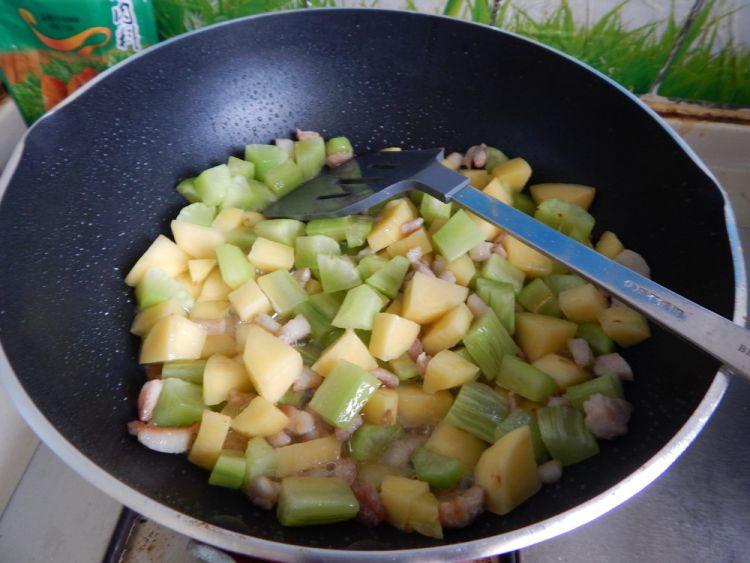 莴笋土豆炒肉丁步骤7